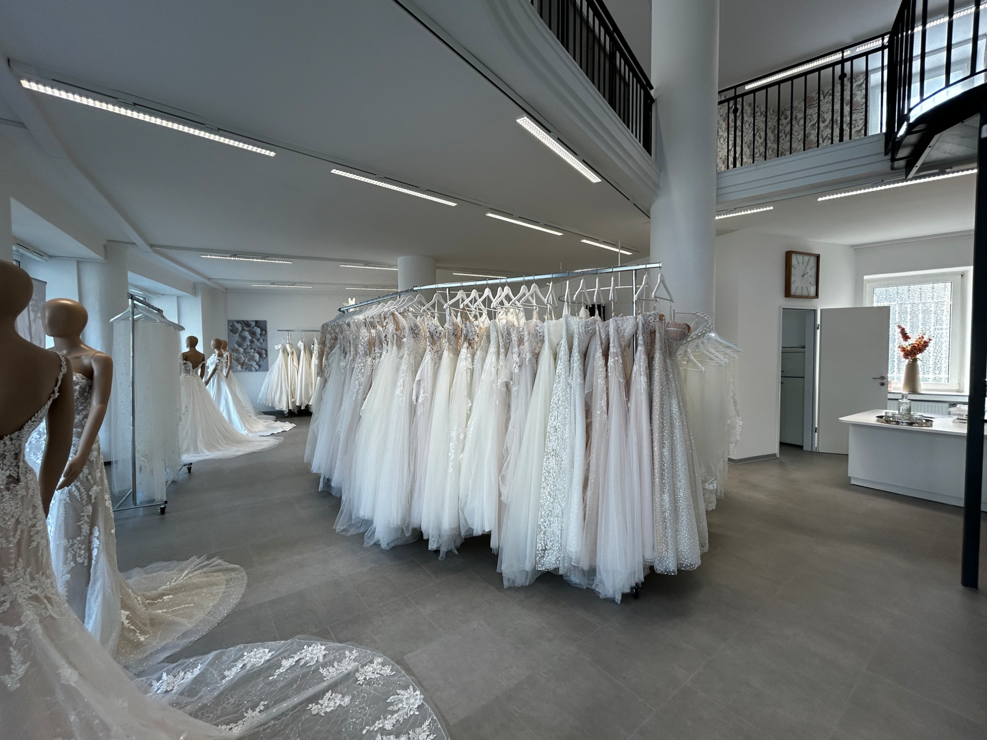 Kleiderständer mit zahlreichen Hochzeitskleidern in der Westanlage 39